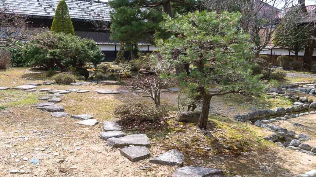 Takayama-jinya giardino Takayama-jinya ha molte stanze che danno accesso ad un giardino con alberi.