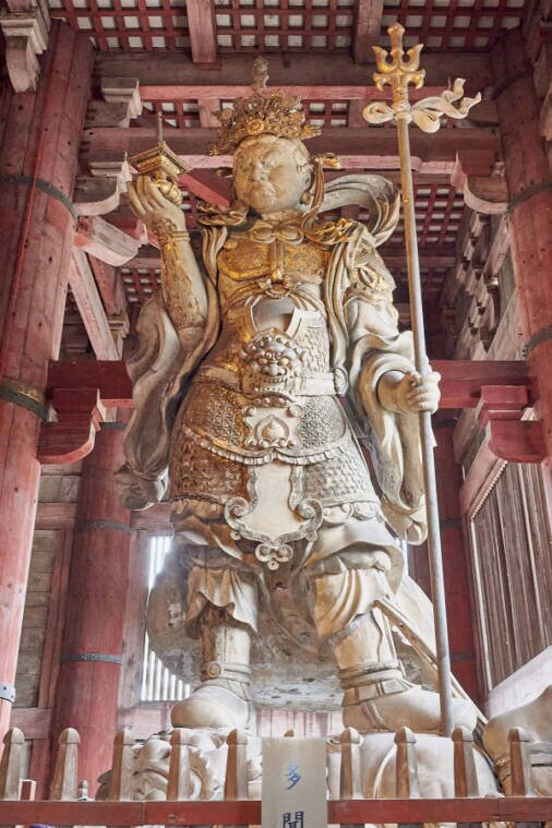 Komokuten (colui che tutto vede) La statua in piedi di Komokuten (colui che tutto vede), guardiano del Buddha.