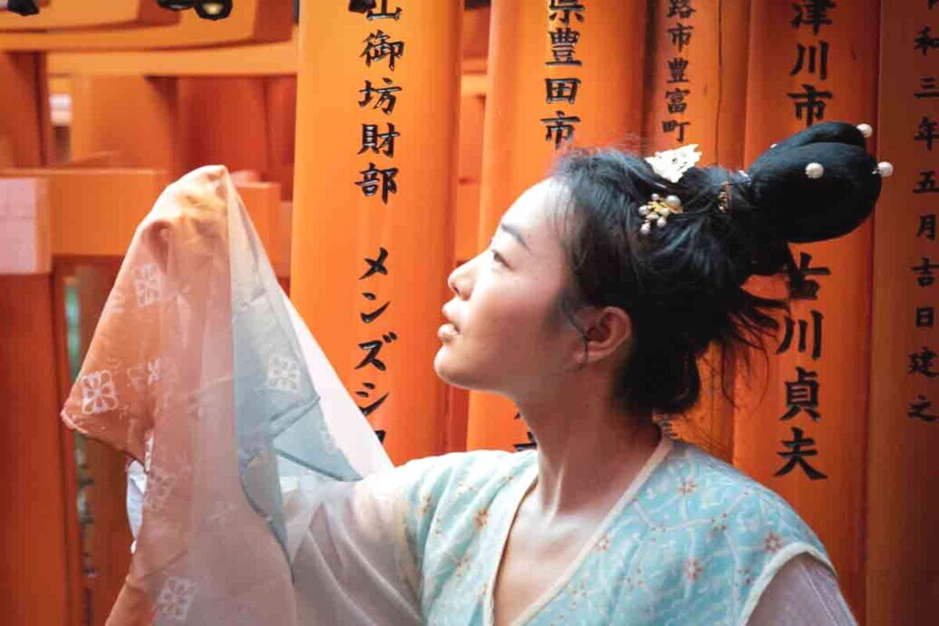 Geisha_Kyoto Primo piano di una Gheisha nel tempio di Fushimi Inari-Taisha