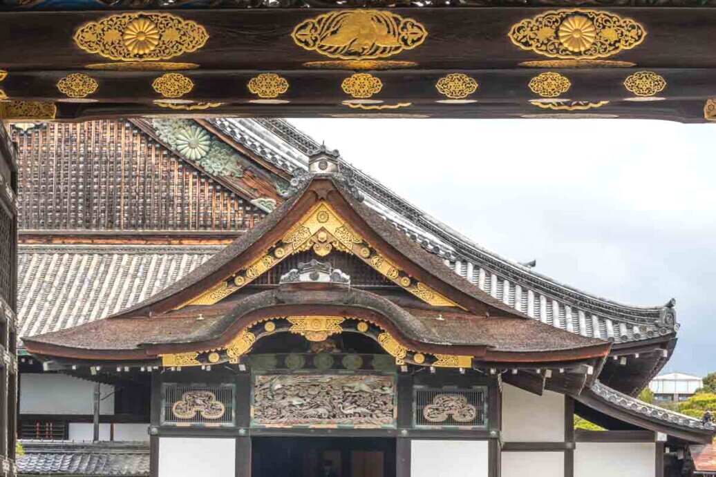 Castello di Nijō-jō: Palazzo Ninomaru I tetti spioventi decorati in modo sontuoso, con pannelli in legno intagliato, sculture e decorazioni dorate del Palazzo Ninomaru