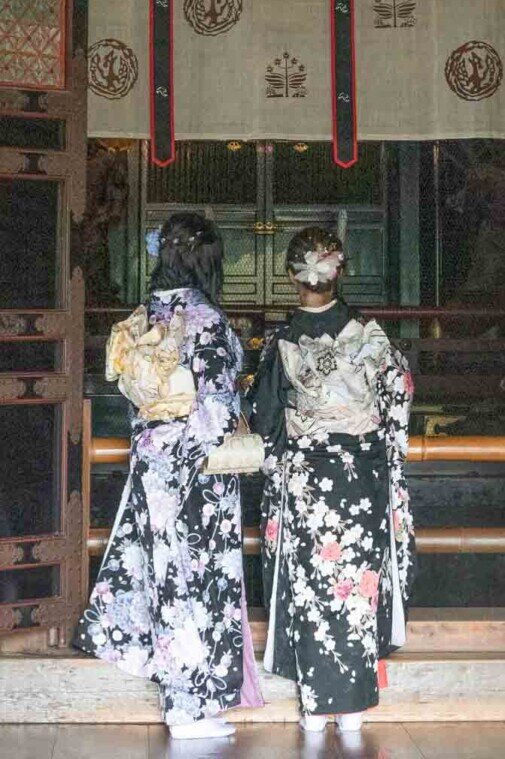 Ragazze in Kimono al tempio Kiyomizu-dera Due ragazze in Kimono nel tempio di Kiyomizu-dera.