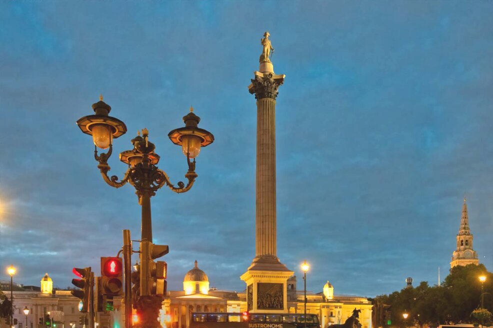 Trafalgar Square, statua dell'ammiraglio Nelson Un lampione, e la colonna altissima con in sommità la statua dell'ammiraglio Nelson