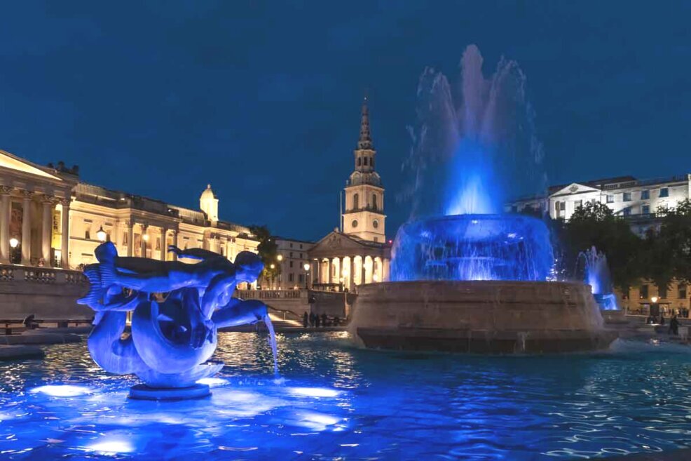 Fontana Trafalgar Square Una statua che zampilla acqua e una fontana a Trafalgar Square
