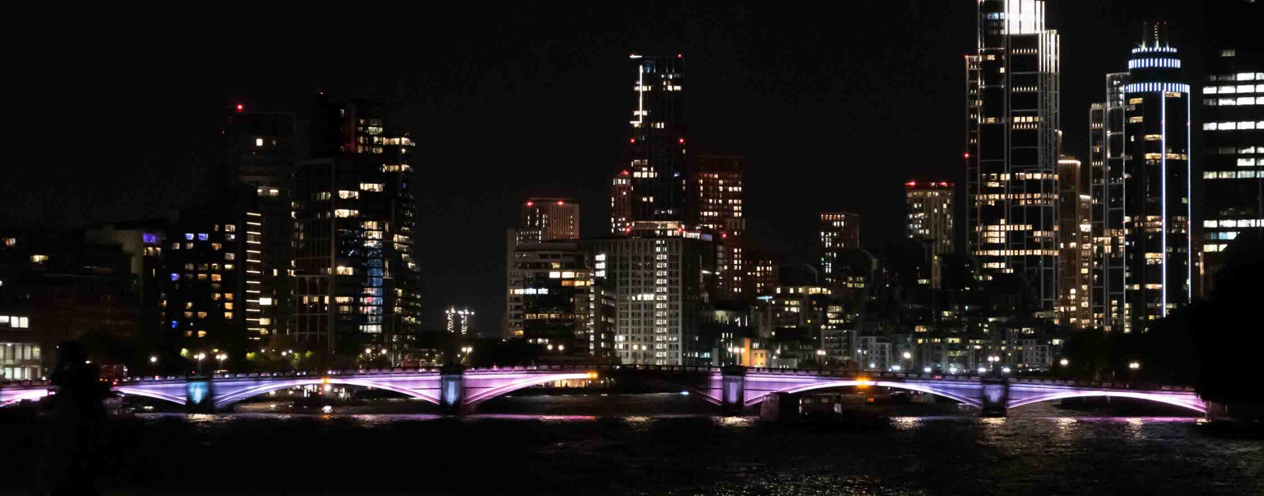 Londra, notturno sul Tamigi Grattaceli illuminati nella notte con ponte sul Tamigi