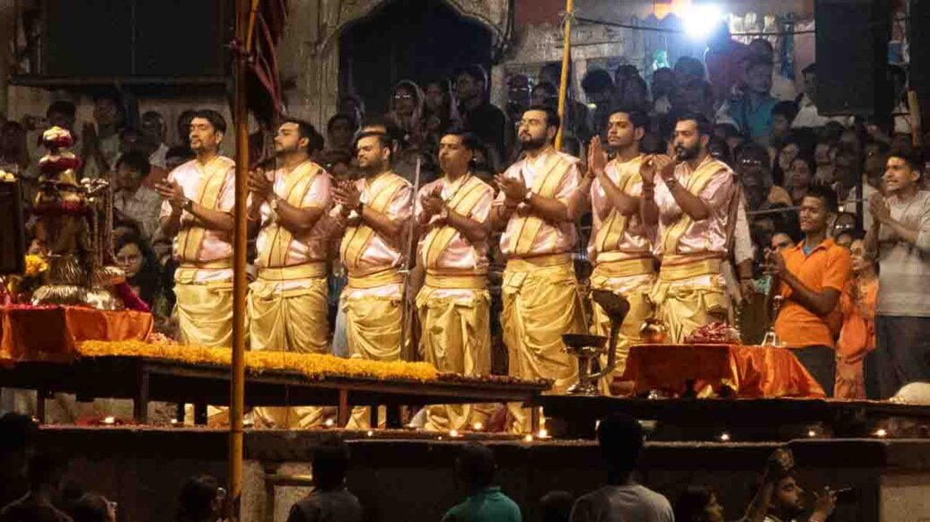 Sacerdoti pregano durante l'Aarti serale Sacerdoti attorniati dalla folla pregano in onore del Gange.