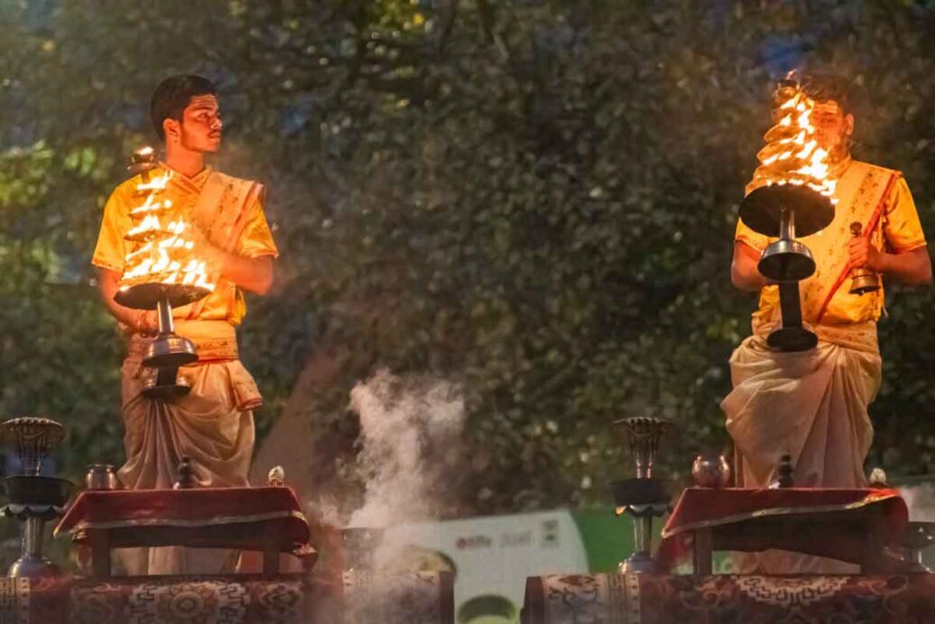 Due sacerdoti in abiti tradizionali all'Aarti di Varanasi Due sacerdoti in abiti tradizionali tengono torce durante la cerimonia Aarti a Varanasi.