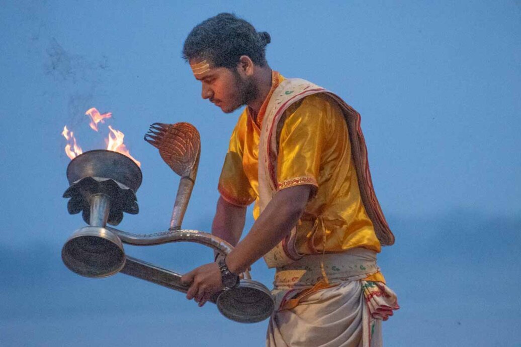 Cerimonia col fuoco a Varanasi Primo piano di un sacerdote induista con una lampada accesa col fuoco.
