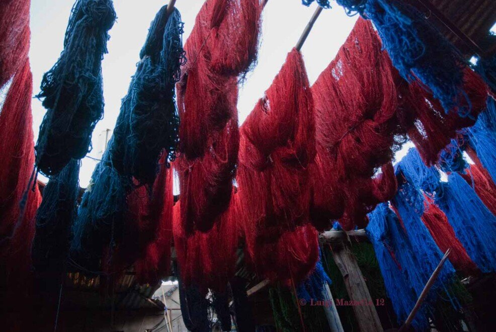 Suq di Piazza Jeema El Fna Tessuti che, dopo essere stati colorati, vengono appesi ad asciugare.