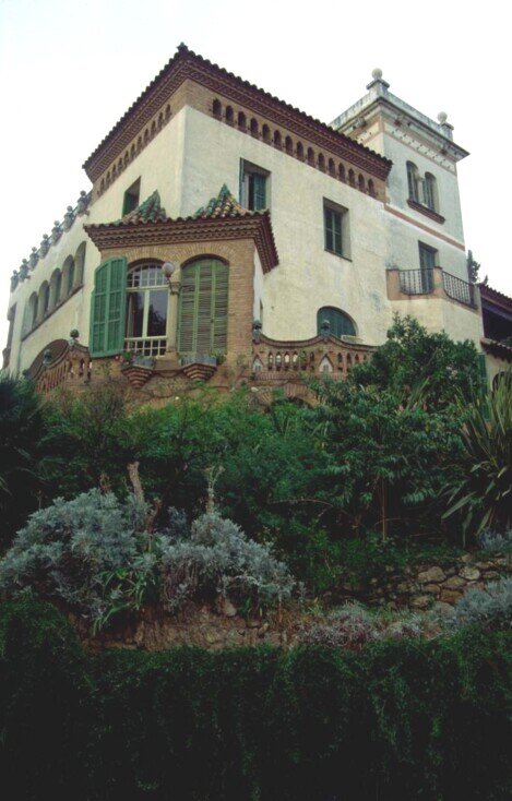 Casa museo di Gaudì Nel 1906 , Antoni Gaudí si stabilì nella casa del Park Güell con suo padre e con sua nipote. Gaudí visse in questa casa per quasi vent'anni della sua vita, periodo in cui lavorò ai suoi grandi progetti e, dal 1914, esclusivamente nella costruzione della Sagrada Familia.