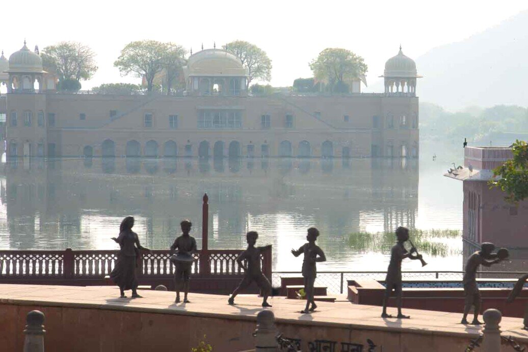 Un palazzo affascinante semisommerso, situato nel mezzo del lago Man Sagar, a nord di Jaipur.