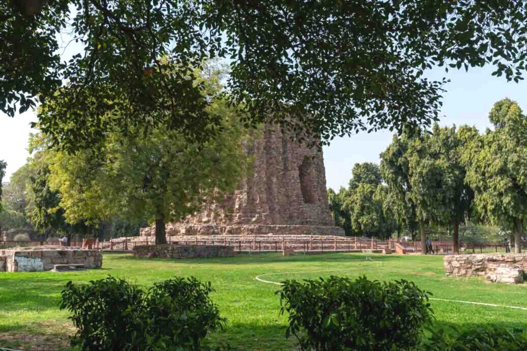 Alai-Minar-Qutb-Minar-complex La base di quella che doveva essere il più alto minareto dell'India.