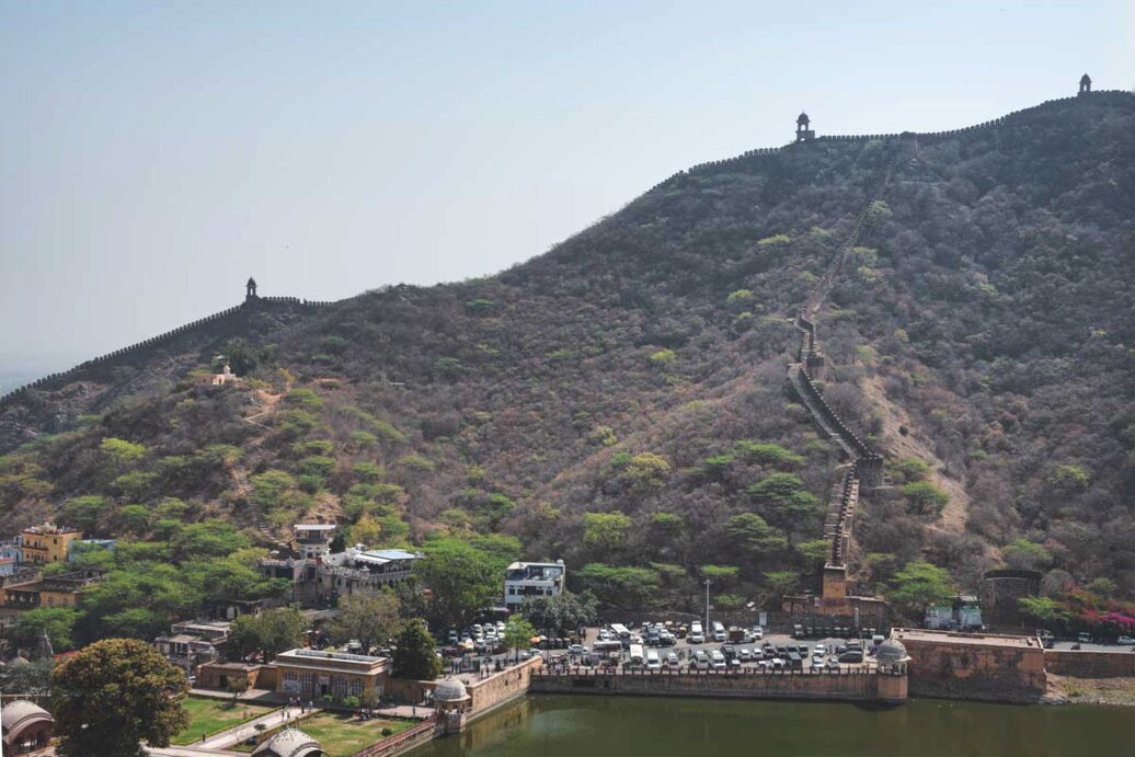 Di fronte ad un forte, si staglia una  montagna con sulla cresta delle mura difensive imponenti.