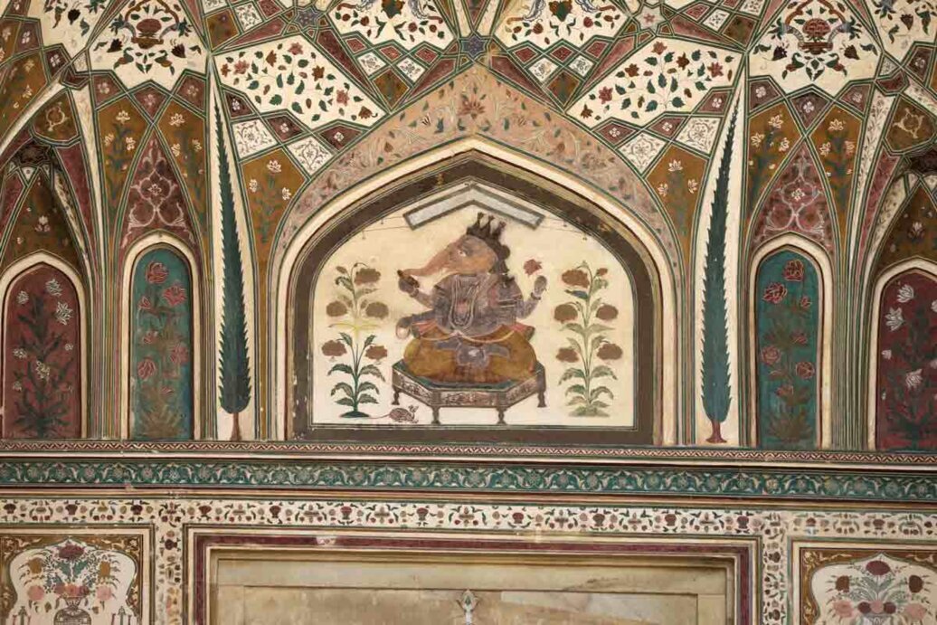 Sopra il portale c'è un affresco del dio elefante.