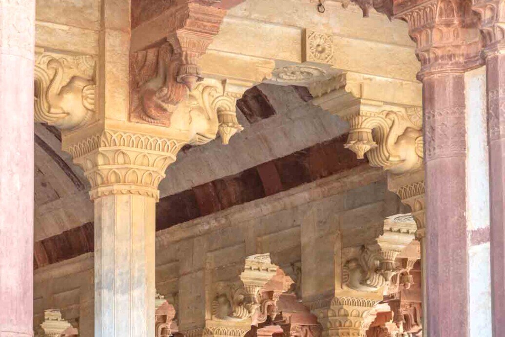 Amber Fort sala delle udienze publiche Colonne di pietra che circondano un loggiato con archi e capitelli finemente scolpiti e decorati.