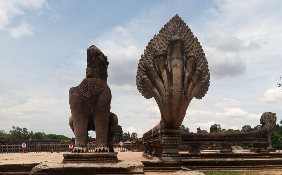 Grandi statue del leone guardiano e del naga a protezione dell'ingresso al tempio di Angkor Wat.