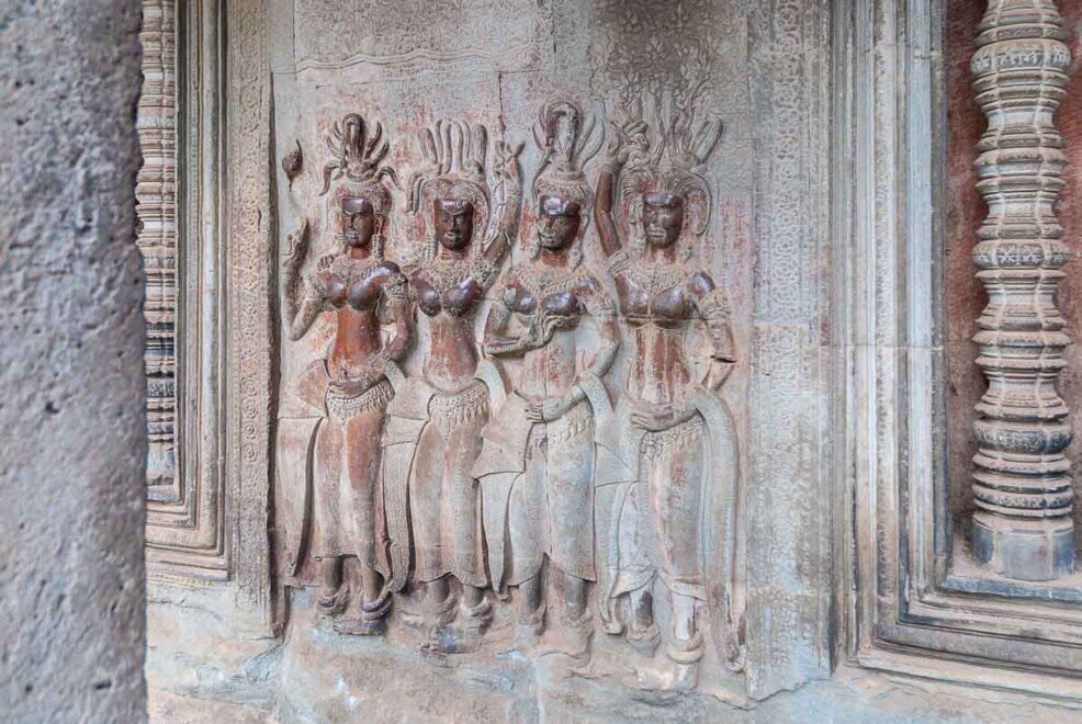 Gruppi di apsara scolpiti nella roccia Quattro danzatrici scolpite nella roccia ad Angkor Wat.