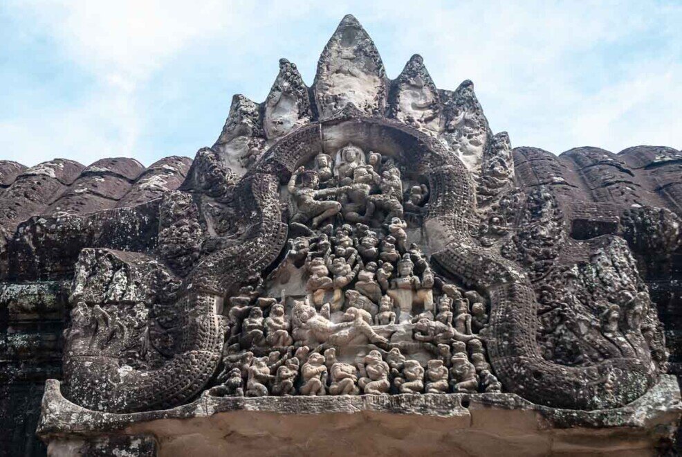 Bassorilievi sulla facciata di un edificio al piano terra.