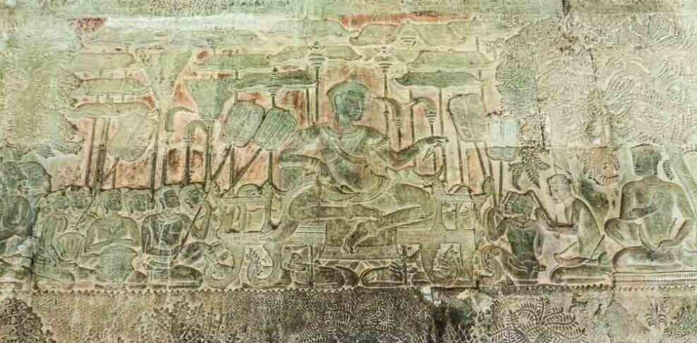 Un bassorilievo che raffigura il re dei Kmer attorniato da servi e danzatori.