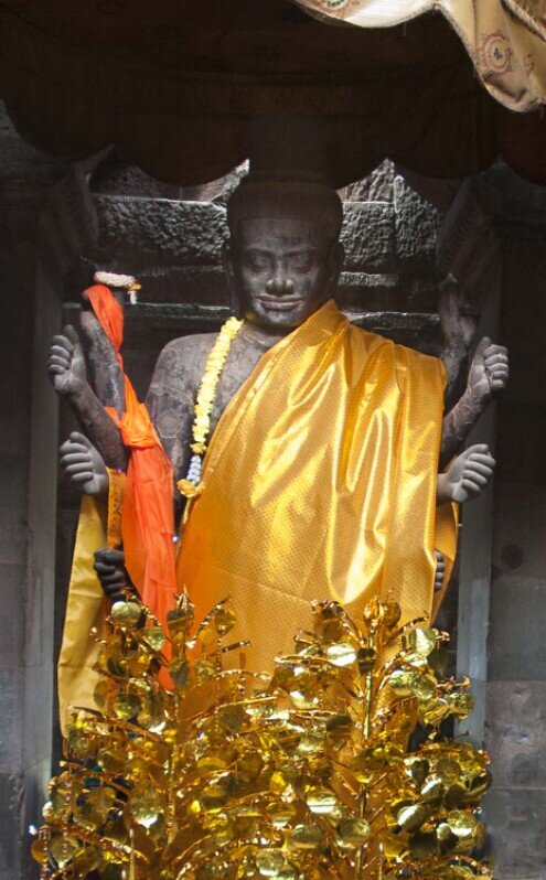 Una statua di Vishnu dalle otto braccia situata all'interno di una torre di Angkor Wat.