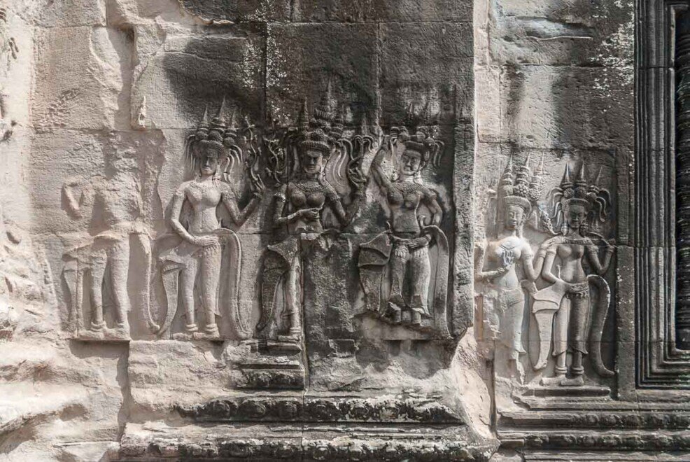 Le danzatrici che il re portava con se dopo la morte, insieme a tanti altri personaggi, scolpite nel tempio di Angor Wat.