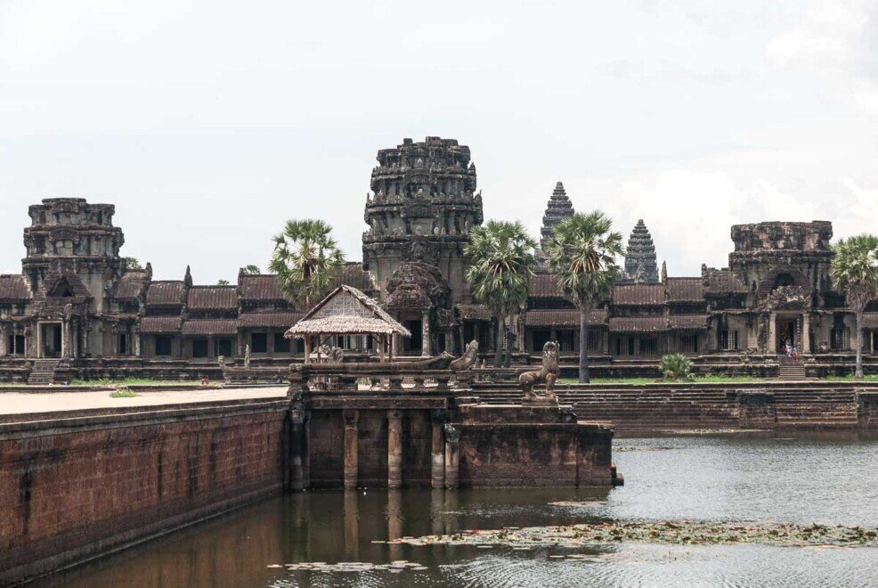 Il ponte in pietra che scavalca il fossato attorno al tempio con sullo sfondo alcune delle torri che rappresentano il mitologico Monte Meru.