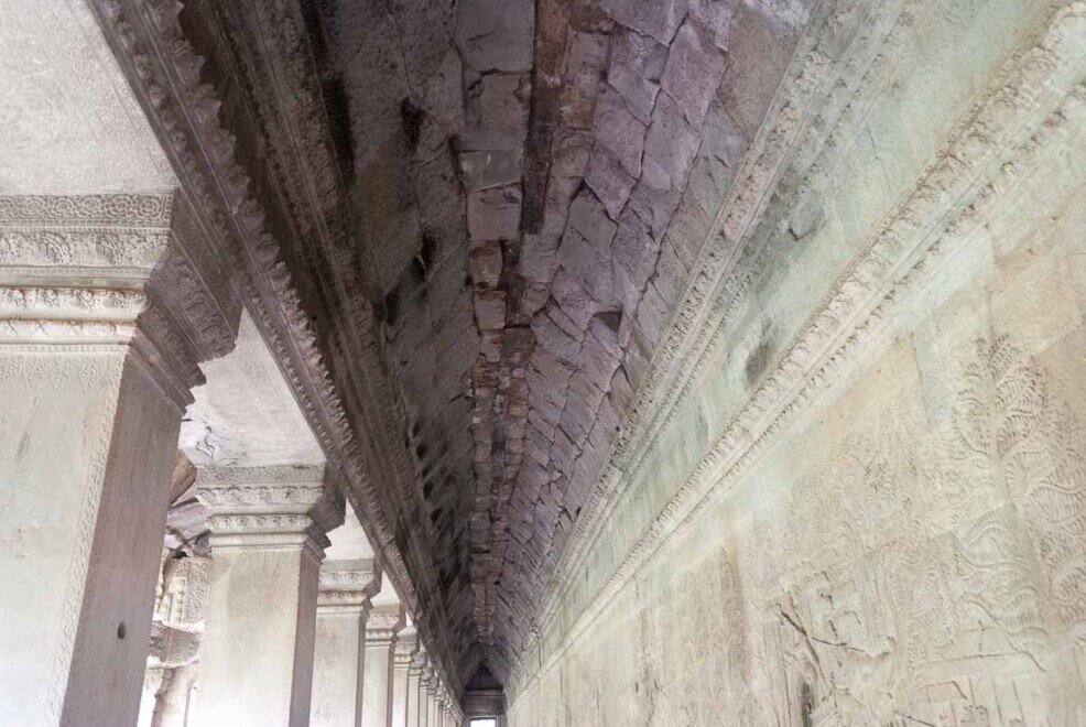 Il soffitto di un corridoio che mostra la tecnica di costruzione degli archi.