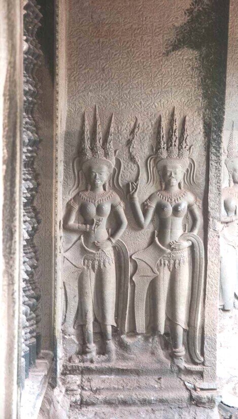 Danzatrici Apsara ad Angkor Wat Un gruppo di danzatrici sono scolpite sulla pietra nel tempio di Angkor Wat.