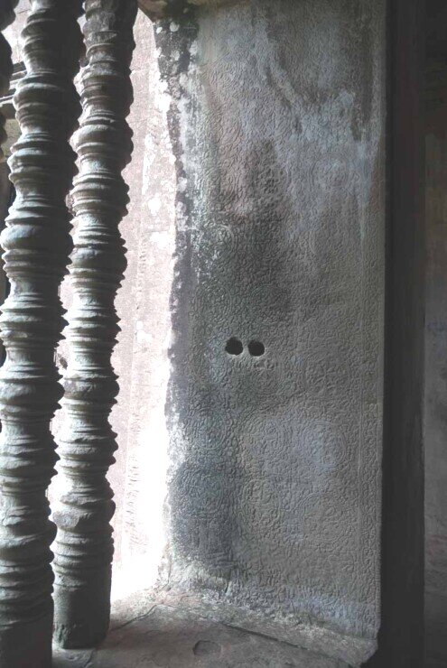 Un blocco di pietra con due fori ad Angkor Wat Una grossa pietra squadrata dove sono visibili i due fori entro cui venivano inseriti i cunei di legno, per facilitare il trasporto dei blocchi che servivano per costruire il tempio.