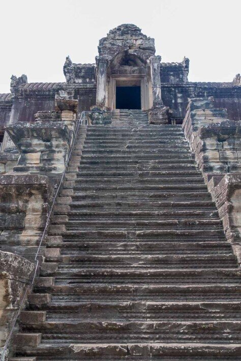 La lunga serie di gradini al tempio di Angkor Wat Una lunga scalinata porta alla parte più alta del tempio di Angkor Wat.