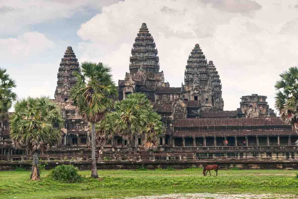 Angkor Wat le quattro torri lqe quattro torri di Angkor svettano in mezzo al verde con alberi e prato verde