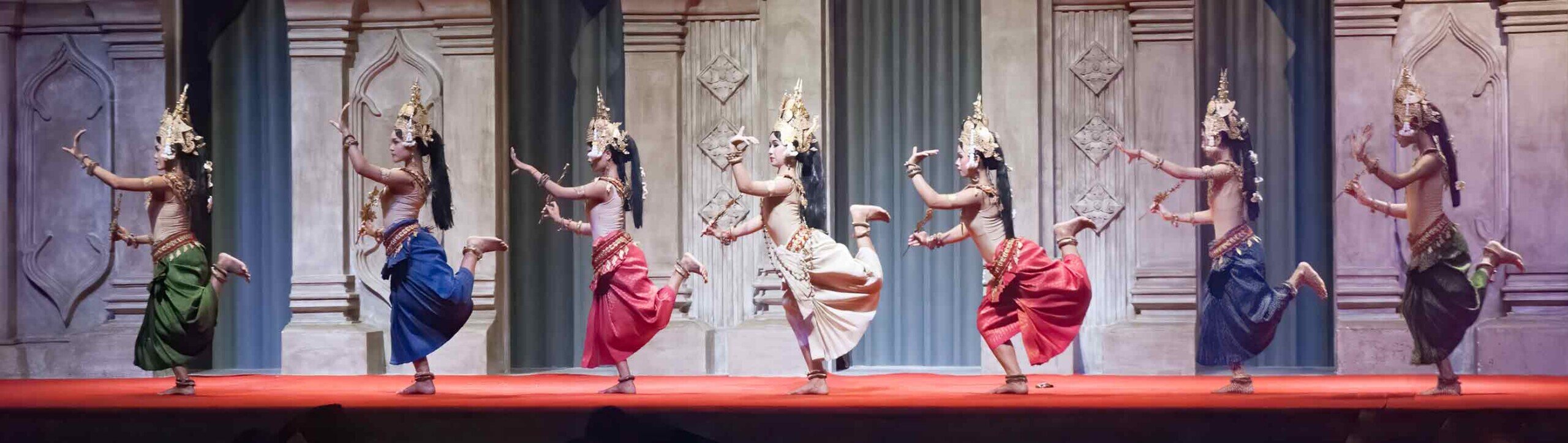 Esibizione di danze apsara cambogiane Ballerine eseguono danze apsara cambogiane sul palco