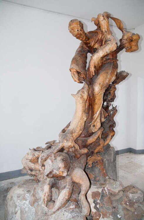 Una statua in legno opera dei carcerati all'Asinara.