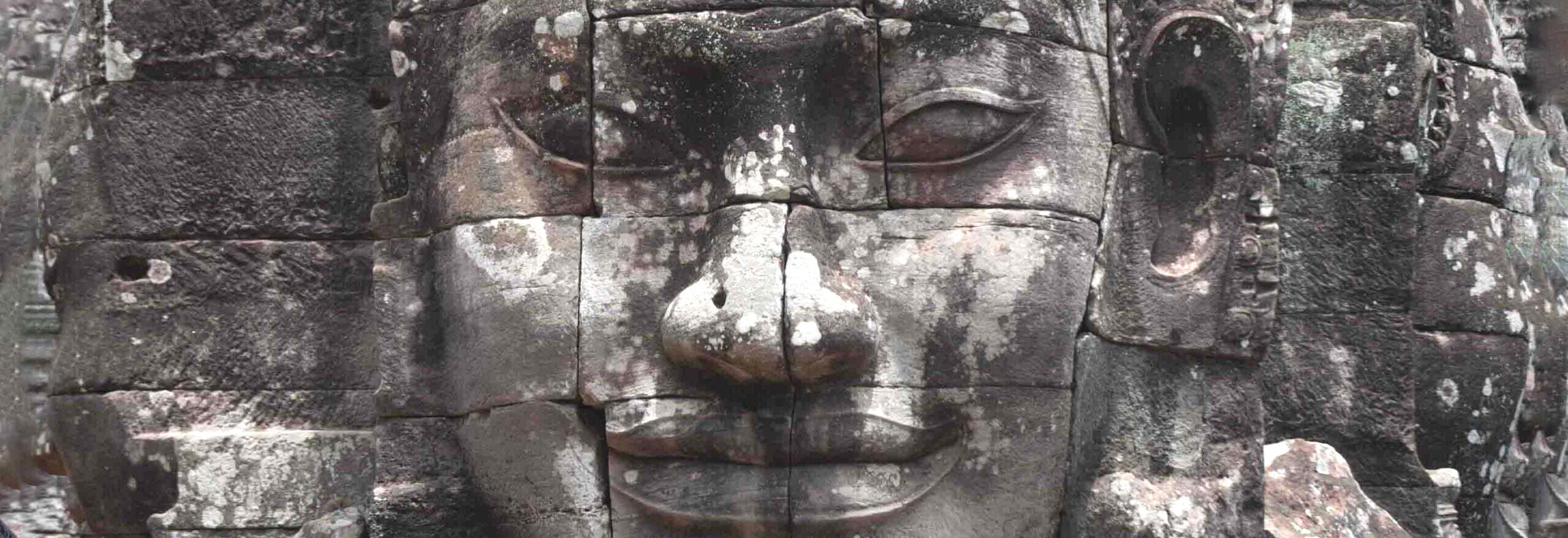 Tempio di Bayon-una faccia scolpita sulla roccia Naso occhi e bocca scolpiti sulla roccia al tempio di Bayon in Cambogia.