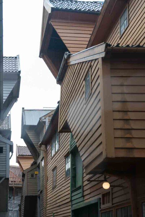 All'interno delle viuzze del quartiere di Bryggen a Bergen ci si immerge in una suggestiva sequenza di edifici di legno a forma di cuspide del tetto.