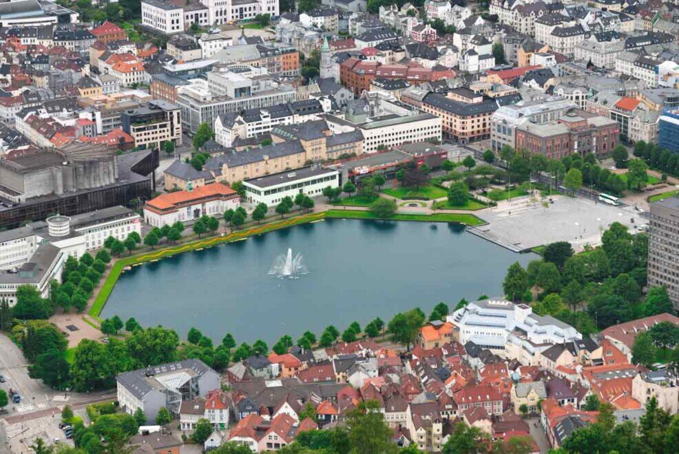 Bergen vista dal monte Floyen Tante case e palazzi circondano un laghetto con fontana in mezzo nella cittadina di Bergen
