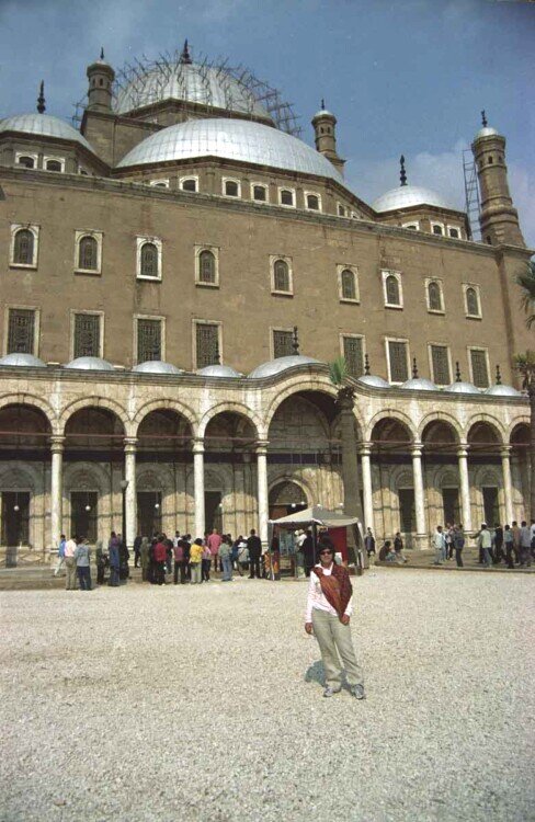 Moschea con arcate all'ingresso, quattro cupole e tre minareti.