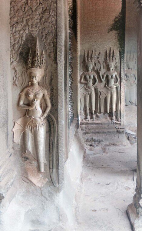 Gruppi di figure femminili chiamate Apsara scolpite sulle pareti di Angkor Wat.