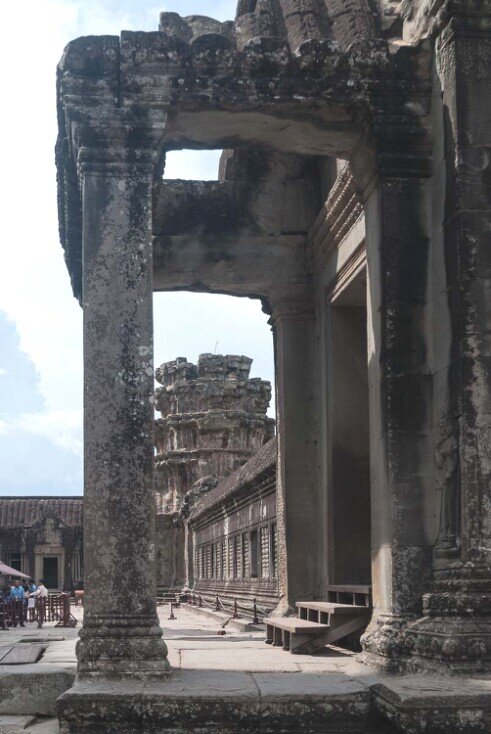 Lunghe colonne in pietra danno l'accesso al tempio di Angkor Wat.