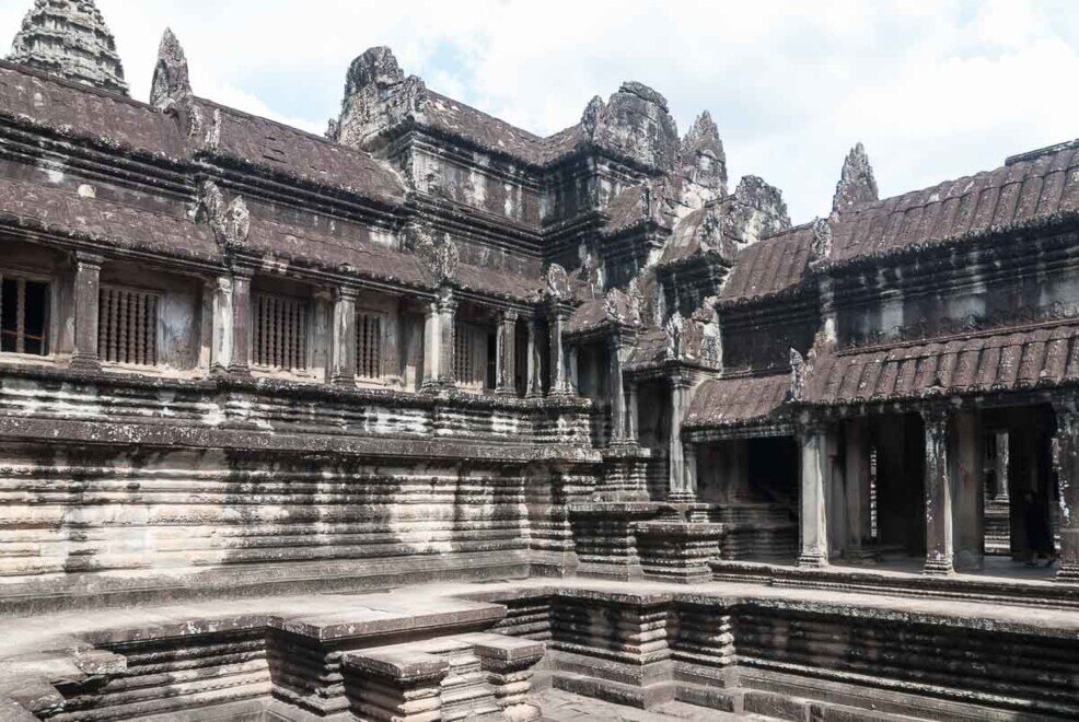 Il primo livello del tempio contiene una grande piscina.