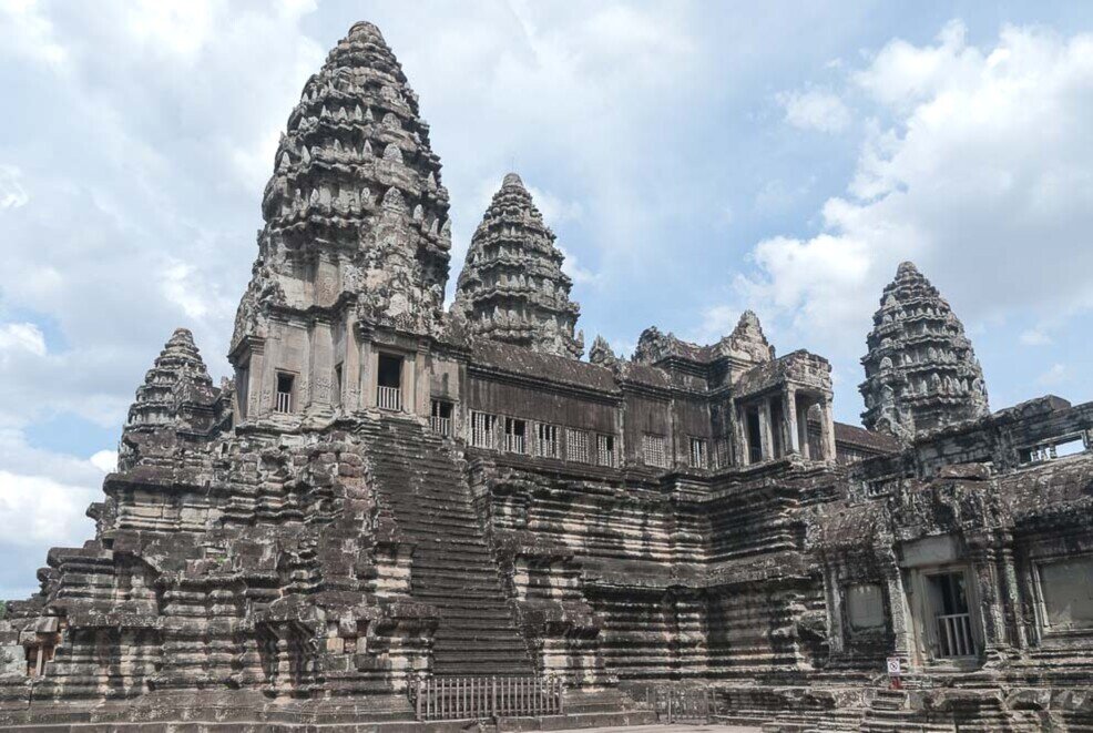 Il tempio di Angkor Wat strutturato in 5 livelli terminanti con cinque torri.