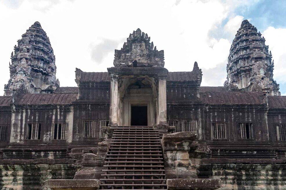 Scalinata centrale che conduce all’ingresso del tempio Angkor Wat in Cambogia, con torri in pietra antica e architettura khmer monumentale.