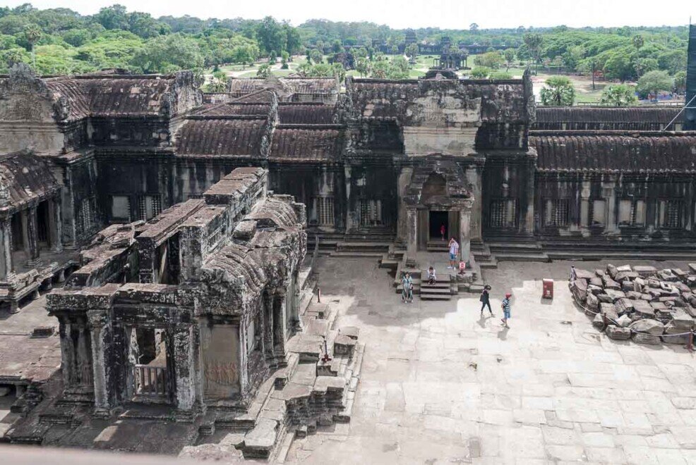 Rovine di Angkor Wat, con il cortile interno che riflette l'arte e la cultura dell'antica civiltà khmer.