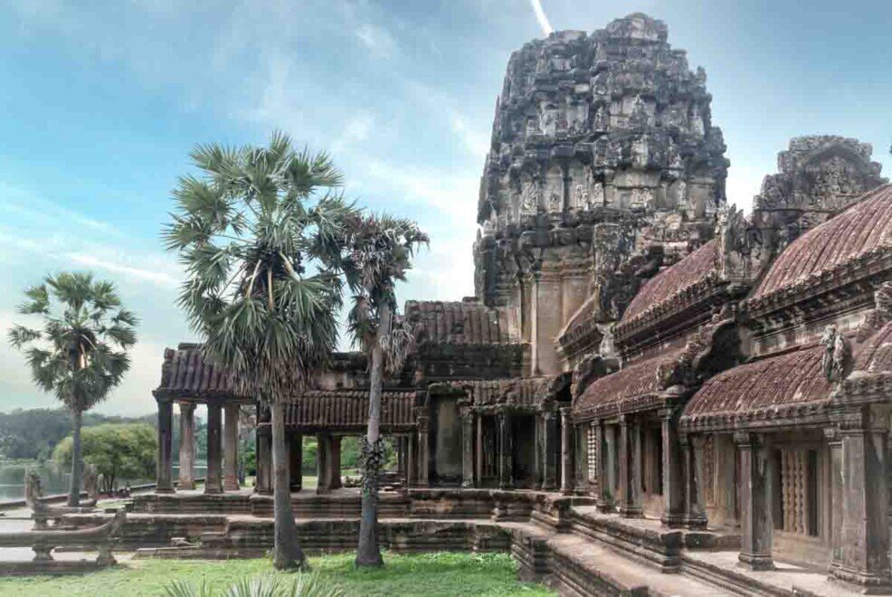 Dettagli architettonici delle strutture all'ingresso del tempio di Angkor Wat, un importante sito storico in Cambogia.