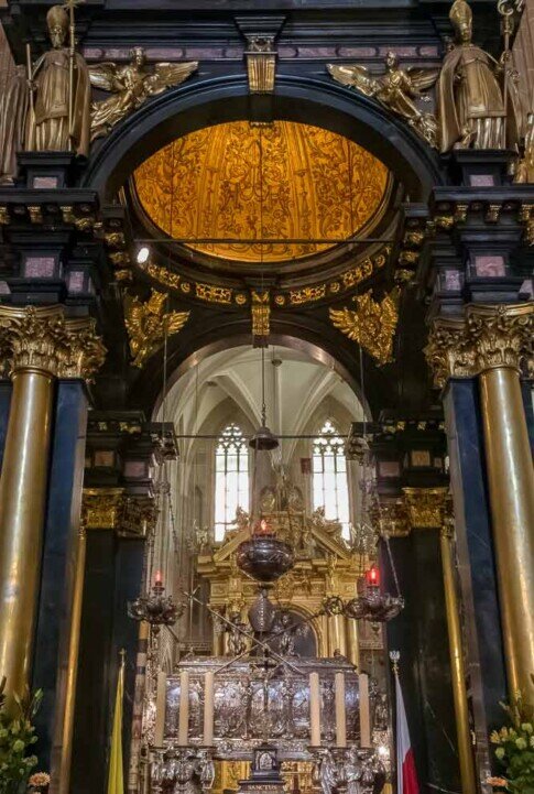 Il grande altare della Cattedrale di Wawel con preziosi intarsi dorati.