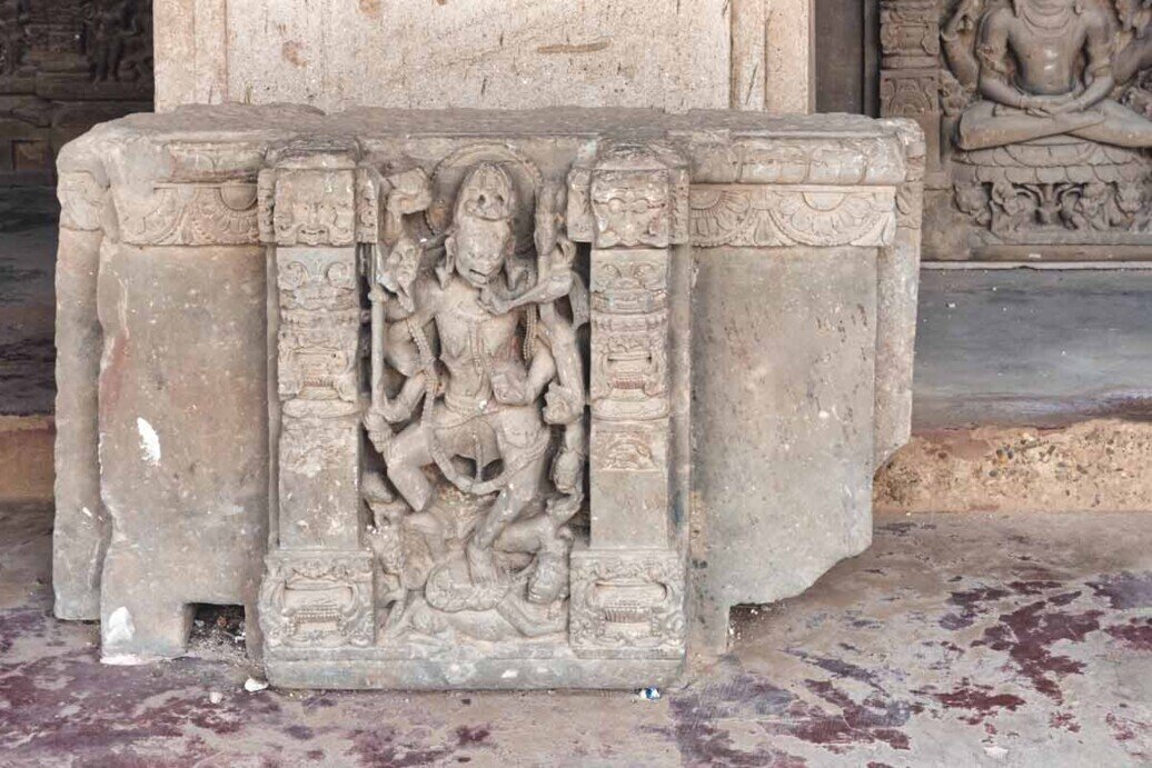Sculture in pietra del tempio indù.