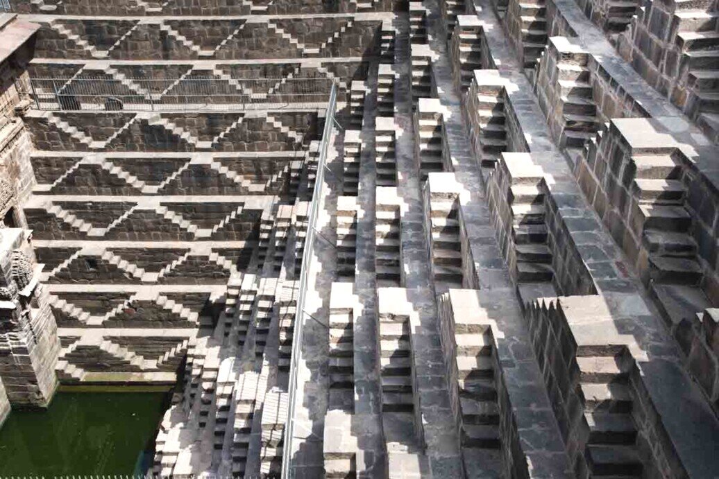 I gradini in cemento di Chand Baori mostrano la maestria dell'architettura tradizionale indiana.