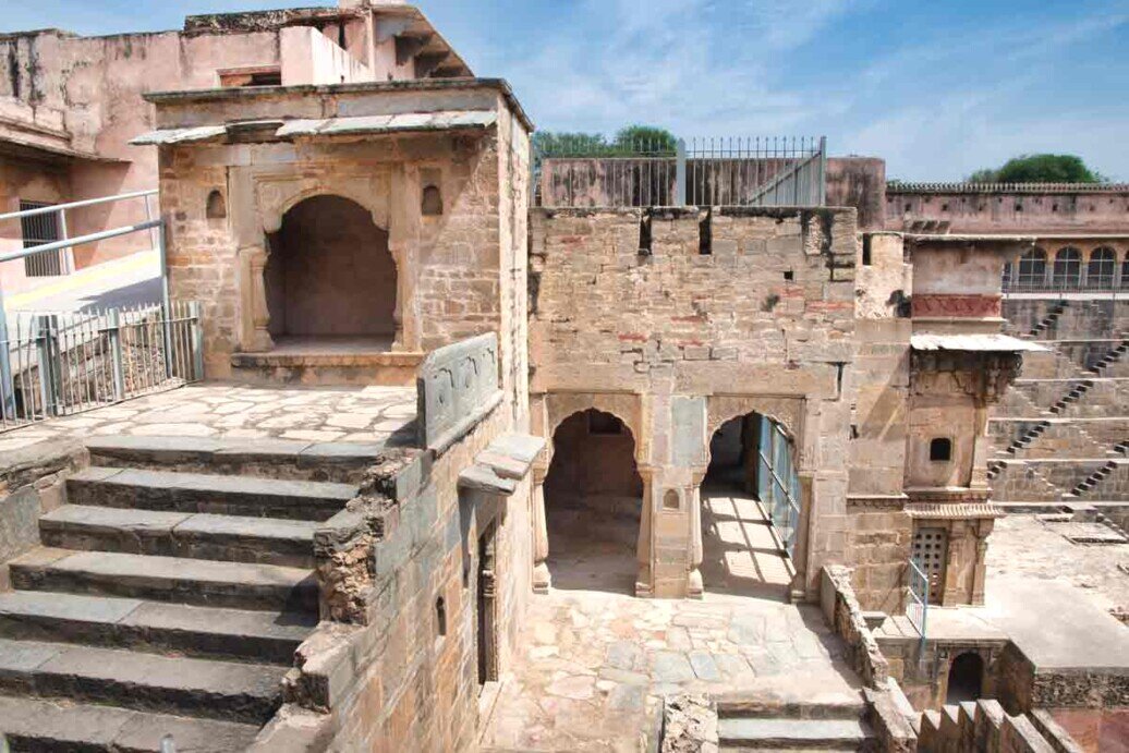 Scale in pietra che portano all'ingresso del Chand Baori, un antico pozzo a gradini in India.