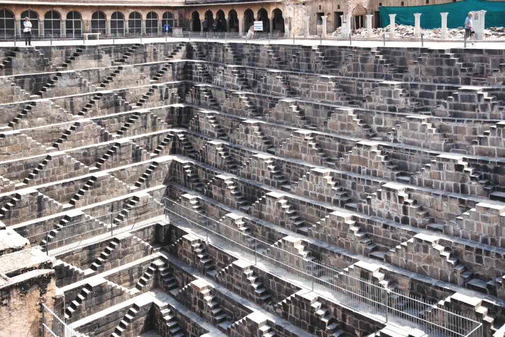 Giochi di luce e ombre dei gradini del pozzo Chand Baori.
