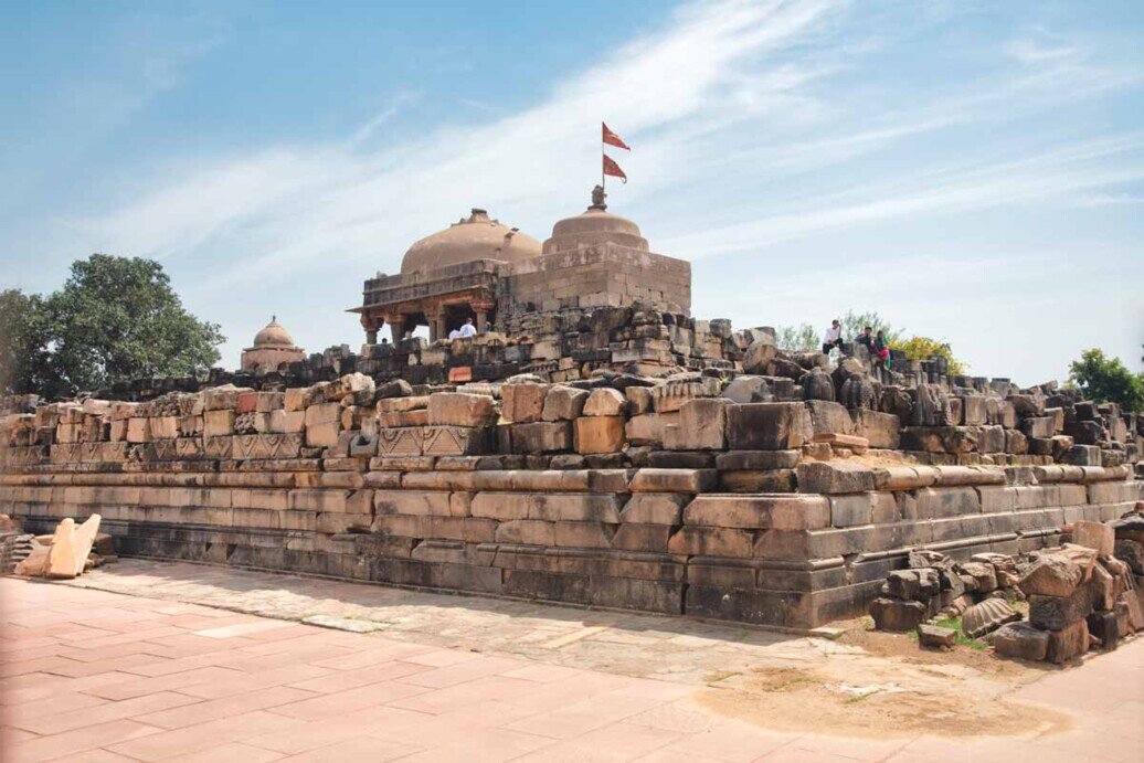 Resti in pietra di un tempio indù.