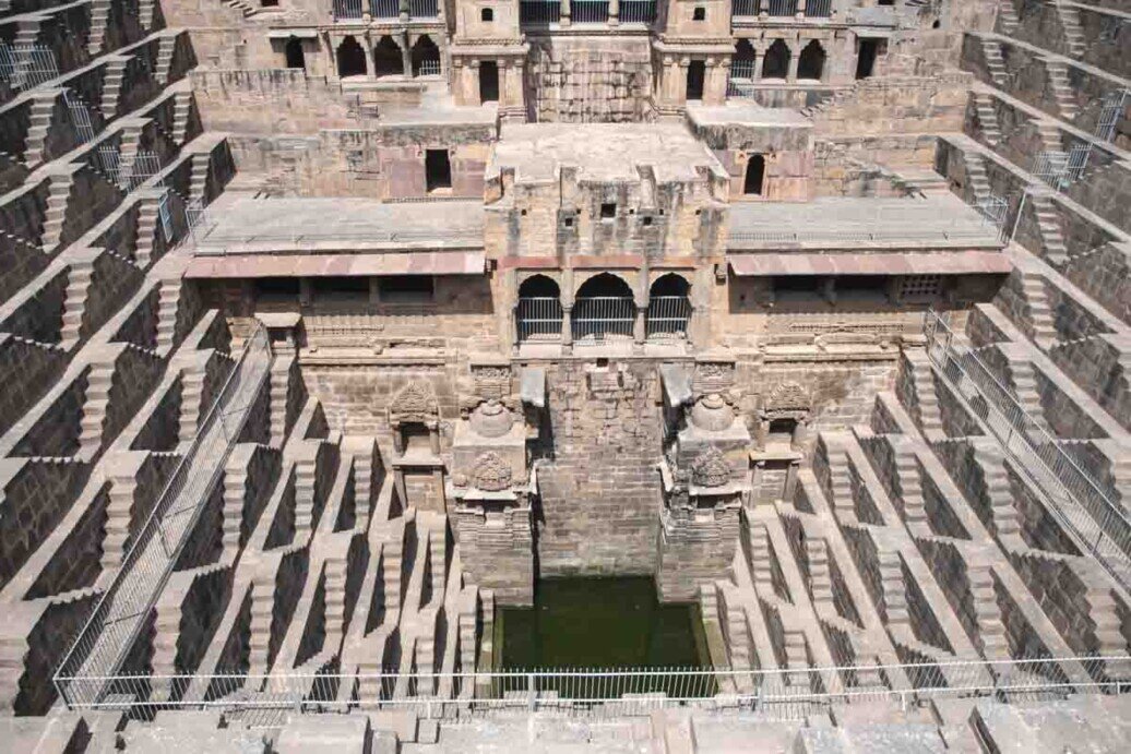 Un grande pozzo per raccogliere acqua sorgiva con i gradini più grandi e profondi dell'India.